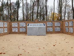 Der Ehrenhain Kabul in der Gedenkstätte „Wald der Erinnerung“ in Potsdam. Dort ist auch der Name von Oberstleutnant Armin-Harry Franz aufgeführt, der am 14. November 2005 bei einem Anschlag unweit von Kabul gefallen ist. Foto: Bundeswehr/Jane Hannemann