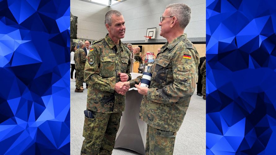 Der Vorsitzende der TruKa LogKdoBw, Oberstleutnant Andreas Mühlberg (r.), bedankt sich im Anschluss an die feierliche Übergabe LogKdoBw bei Generalleutnant Funke und verabschiedet diesen als Mitglied der TruKa LogKdoBw. Foto: Andreas Mühlberg