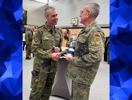 Der Vorsitzende der TruKa LogKdoBw, Oberstleutnant Andreas Mühlberg (r.), bedankt sich im Anschluss an die feierliche Übergabe LogKdoBw bei Generalleutnant Funke und verabschiedet diesen als Mitglied der TruKa LogKdoBw. Foto: Andreas Mühlberg