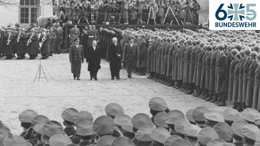 20. Januar 1956: Bundeskanzler Konrad Adenauer begrüßt 1500 Soldaten der Bundeswehr in Andernach. Foto: Bundesarchiv