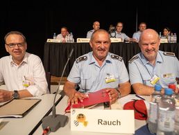 Oberstleutnant a.D. Josef Rauch (M.) ist neuer Landesvorsitzender in Süddeutschland. Zu seinem neuen Stellvertreter wählten die mehr als 250 Stimmberechtigten Oberstabsfeldwebel Dieter Götz (r.). Als Beisitzer Zivile Beschäftigte wurde Regierungsamtsinspektor Alexander Träsch wiedergewählt. Foto: DBwV/Yann Bombeke