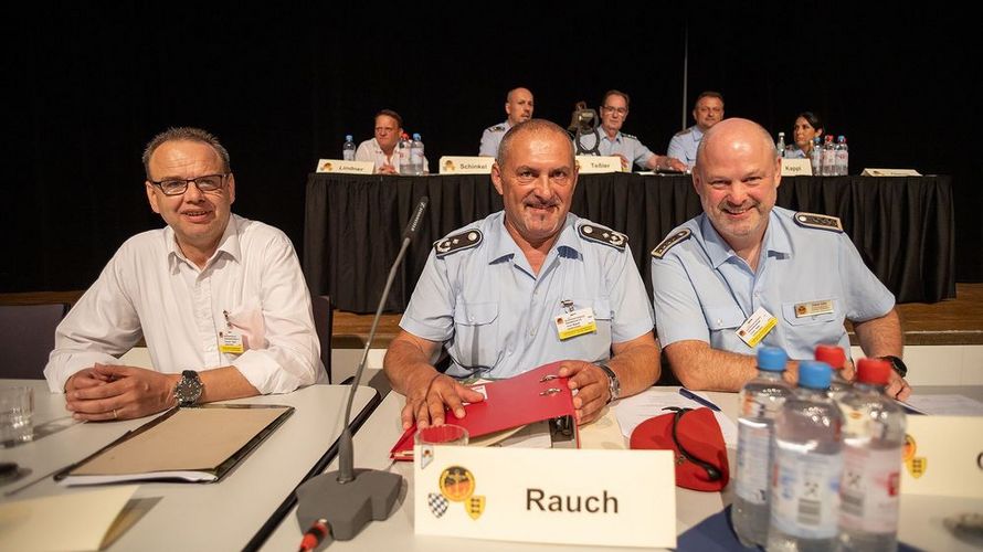 Oberstleutnant a.D. Josef Rauch (M.) ist neuer Landesvorsitzender in Süddeutschland. Zu seinem neuen Stellvertreter wählten die mehr als 250 Stimmberechtigten Oberstabsfeldwebel Dieter Götz (r.). Als Beisitzer Zivile Beschäftigte wurde Regierungsamtsinspektor Alexander Träsch wiedergewählt. Foto: DBwV/Yann Bombeke