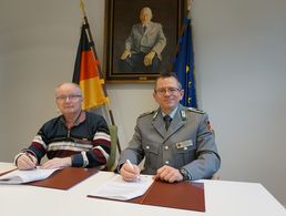 Nils Becker, zweiter Vorsitzender des Feldpostförderverein, und Stabsfeldwebel a.D. Thomas Schwappacher der stellvertretende Bundesvorsitzende des DBwV. Foto: DBwV/Eva Krämer