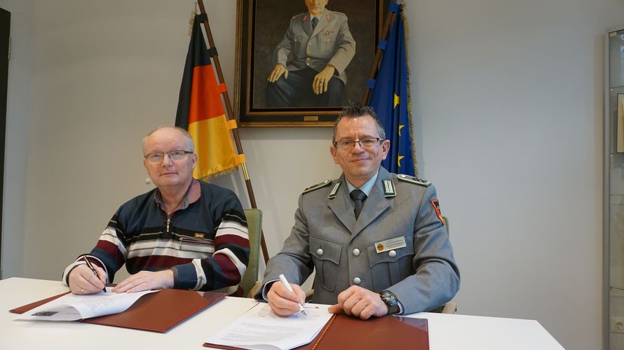 Nils Becker, zweiter Vorsitzender des Feldpostförderverein, und Stabsfeldwebel a.D. Thomas Schwappacher der stellvertretende Bundesvorsitzende des DBwV. Foto: DBwV/Eva Krämer