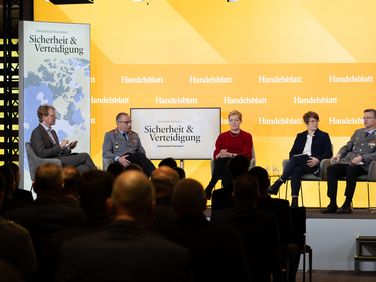 Bei der Handelblatt Konferenz diskutierte Oberst André Wüstner (r.) mit mit Dr. Constanze Stelzenmüller, Direktorin des Center on the United States and Europe (M.) , Prof. Dr. Veronika Grimm, Wirtschaftswissenschaftlerin und Mitglied im Sachverständigenrat (2.v.r.) , und dem Generalinspekteur der Bundeswehr, General Carsten Breuer (2.v.l.). Moderiert wurde die Runde von Morotz Koch, Ressortleiter Politik beim Handelsblatt. Foto: DBwV/Sarina Flachsmeier