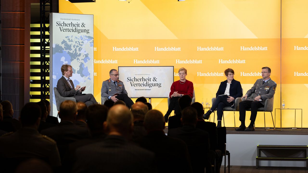 Bei der Handelblatt Konferenz diskutierte Oberst André Wüstner (r.) mit mit Dr. Constanze Stelzenmüller, Direktorin des Center on the United States and Europe (M.) , Prof. Dr. Veronika Grimm, Wirtschaftswissenschaftlerin und Mitglied im Sachverständigenrat (2.v.r.) , und dem Generalinspekteur der Bundeswehr, General Carsten Breuer (2.v.l.). Moderiert wurde die Runde von Morotz Koch, Ressortleiter Politik beim Handelsblatt. Foto: DBwV/Sarina Flachsmeier