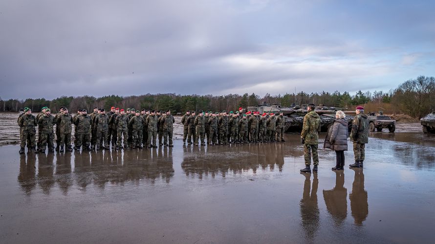 Bei "bestem Grenadierwetter" verschaffte sich Verteidigungsministerin Christine Lambrecht in Munster einen Eindruck von den Fähigkeiten des Heeres. Foto: Bundeswehr/Mario Baehr