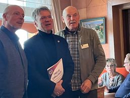 Bezirksvorsitzender Michael Grothe (v.l.n.r.), Jubilar Christoph Zeckra und KERH-Vorsitzender Lothar Kopczacki beim Empfang in Essen. Foto: Stabsunteroffizier d.R. Bernd Schröder