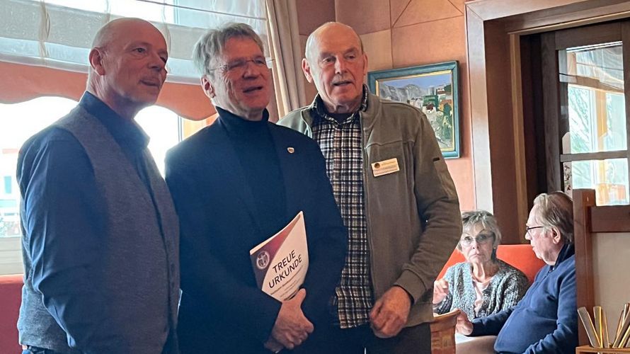 Bezirksvorsitzender Michael Grothe (v.l.n.r.), Jubilar Christoph Zeckra und KERH-Vorsitzender Lothar Kopczacki beim Empfang in Essen. Foto: Stabsunteroffizier d.R. Bernd Schröder