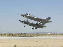 Zwei F-35A während eines "touch and go" im Rahmen von Testflügen in Kalifornien.  Foto: Lockheed Martin