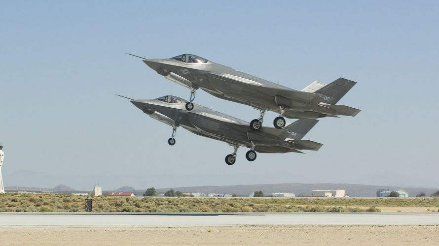 Zwei F-35A während eines "touch and go" im Rahmen von Testflügen in Kalifornien.  Foto: Lockheed Martin