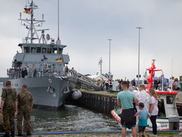 Der Hafen von Stralsund war bereits 2019 einer der Orte, an denen die Bundeswehr zum Tag der Bundeswehr die Bevölkerung begrüßte. Foto: DBwV/Yann Bombeke