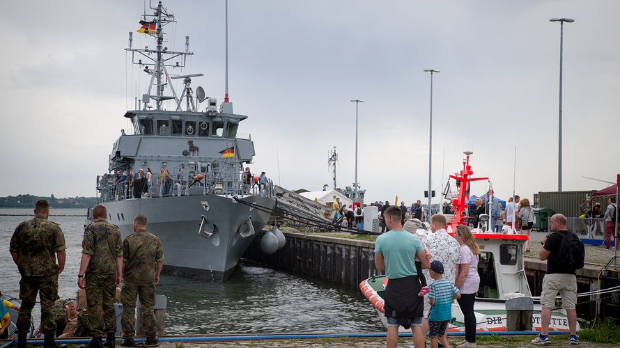 Der Hafen von Stralsund war bereits 2019 einer der Orte, an denen die Bundeswehr zum Tag der Bundeswehr die Bevölkerung begrüßte. Foto: DBwV/Yann Bombeke