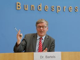 Der Wehrbeauftragte Hans-Peter Bartels bei der Vorstellung des Jahresberichts Foto: DBwV/Hepner