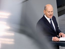 Bundeskanzler Olaf Scholz sagte im Bundestag, dass Russlands Präsident Wladimir Putin weiterhin auf Krieg und Aufrüstung setze. Foto: picture alliance/REUTERS/Liesa Johannssen