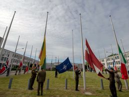 Bereits im Juli 2019 wurden die Flaggen der Nato-Mitgliedstaaten vor dem alten Hauptquartier des Bündnisses zum letzten Mal eingeholt. Nun wurde das Areal wieder an den belgischen Staat übergeben. Foto: Nato