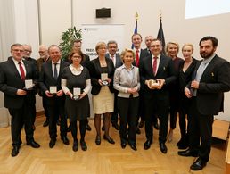 Die ersten Gewinner des neuen Preises „Bundeswehr und Gesellschaft“ bei der Verleihung. Foto: Bundeswehr