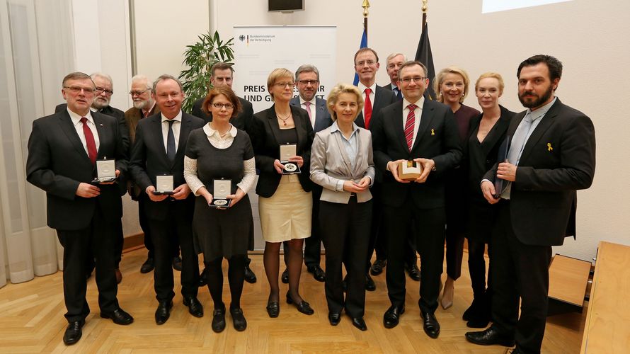 Die ersten Gewinner des neuen Preises „Bundeswehr und Gesellschaft“ bei der Verleihung. Foto: Bundeswehr