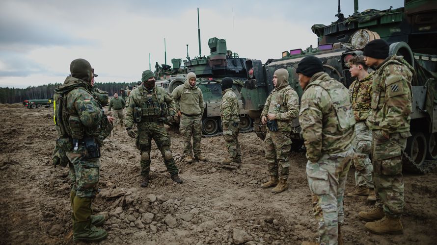 Deutsche und US-amerikanische Soldaten der Enhanced Forward Presence Battlegroup bei der multinationalen Übung Ramming Bull in Litauen. Foto: Bundeswehr/Jana Neumann