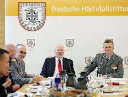 Der frühere DBwV-Bundesvorsitzende, Oberst a.D. Bernhard Gertz (Mitte), hat die Deutsche Härtefallstiftung nachhaltig geprägt. Deren Stiftungsrat steht heute der Bundesvorsitzende, Oberst André Wüstner (rechts), vor. Foto: Härtefallstiftung