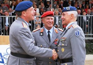 Per Handschlag wurde die Kommandoübergabe besiegelt. Quelle: Sanitätsdienst Bundeswehr