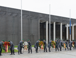 Soldaten des Wachbataillons stellen vor dem Ehrenmal am Bendlerblock Kränze zum Volkstrauertag auf. Foto: Bundeswehr/Jonas Weber