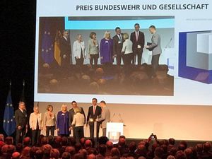 Der vom DBwV vorgeschlagene Verein „Bundeswehrfamilien Munster e.V.“ erhält den Preis bei der Veranstaltung Bundeswehr und Gesellschaft. Foto: DBwV