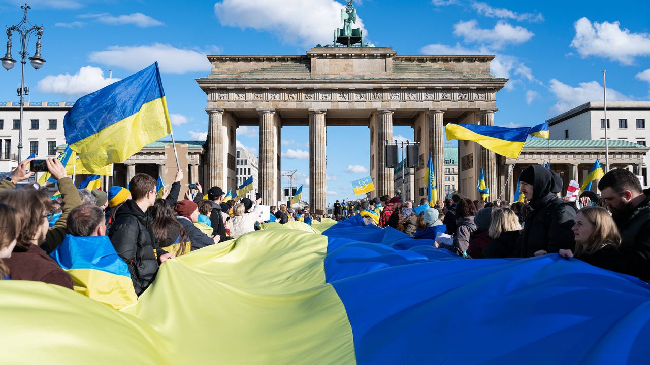 Tausende Menschen gingen deutschlandweit auf die Straße, um für den Frieden in der Ukraine zu demonstrieren. Foto: picture alliance/SZ Photo /Olaf Schülke