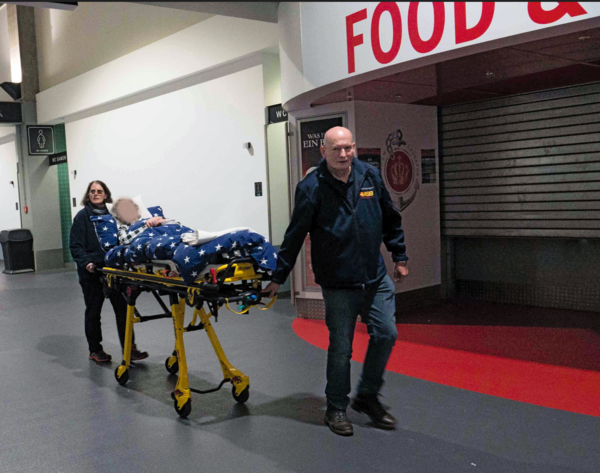 Klaus Scharf mit einem Fahrgast und seiner Lebensgefährtin. Foto: DBwV