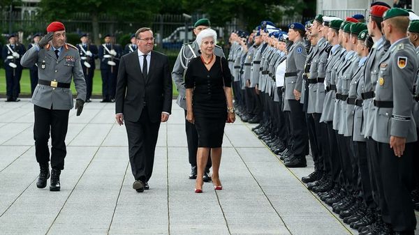 Generalinspekteur General Carsten Breuer (v.l.n.r.), Verteidigungsminister Boris Pistorius und Konstanze von Schulthess-Rechberg, die jüngste Tochter Claus Schenk Graf von Stauffenbergs, schreiten beim feierlichen Gelöbnis von etwa 400 Rekrutinnen und Rekruten die Front ab. Foto: picture alliance/dpa/Bernd von Jutrczenka