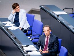 Im Bundestag: Außenminister Heiko Maas und Verteidigungsministerin Annegret Kramp-Karrenbauer. Foto: picture alliance/dpa | Kay Nietfeld