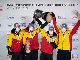 Thorsten Margis, Alexander Schüller, Francesco Friedrich und Candy Bauer (v.l.n.r.) feiern ihren WM-Titel im Vierer-Bob. Foto: picture alliance/dpa/dpa-Zentralbild | Sebastian Kahnert