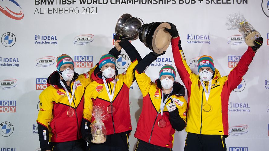 Thorsten Margis, Alexander Schüller, Francesco Friedrich und Candy Bauer (v.l.n.r.) feiern ihren WM-Titel im Vierer-Bob. Foto: picture alliance/dpa/dpa-Zentralbild | Sebastian Kahnert