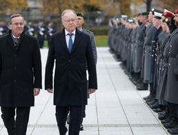 Beim Feierlichen Gelöbnis auf dem Paradeplatz im Bendlerblock: Verteidigungsminister Boris Pistorius (l.) und Niedersachsens Ministerpräsident Stephan Weil schreiten die Front ab. Foto: picture alliance/dpa/Christophe Gateau