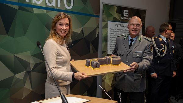 Die Parlamentarische Staatssekretärin Siemtje Möller übergab den symbolischen Schlüssel an den Leiter des Veteranenbüros, Oberstleutnant Michael Krause. Foto: DBwV/Yann Bombeke