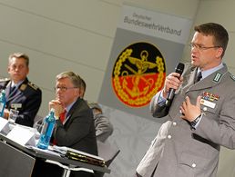 Ein Jahr vor der 20. Hauptversammlung zogen die Vorstände des Deutschen BundeswehrVerbandes auf dem Verbandstag in Berlin eine äußerst positive Zwischenbilanz.