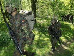 Immer mehr junge Frauen und Männer können sich eine Karriere bei der Bundeswehr vorstellen. Mit 13,2 Prozent steigt die Bundeswehr auf Platz 2 der beliebtesten Arbeitgeber. Foto: Bundeswehr/Sebastian Wilke