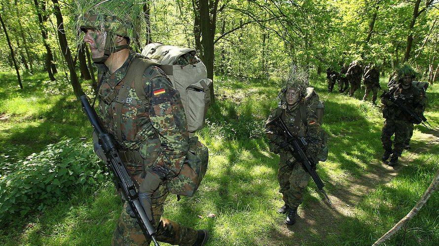 Immer mehr junge Frauen und Männer können sich eine Karriere bei der Bundeswehr vorstellen. Mit 13,2 Prozent steigt die Bundeswehr auf Platz 2 der beliebtesten Arbeitgeber. Foto: Bundeswehr/Sebastian Wilke