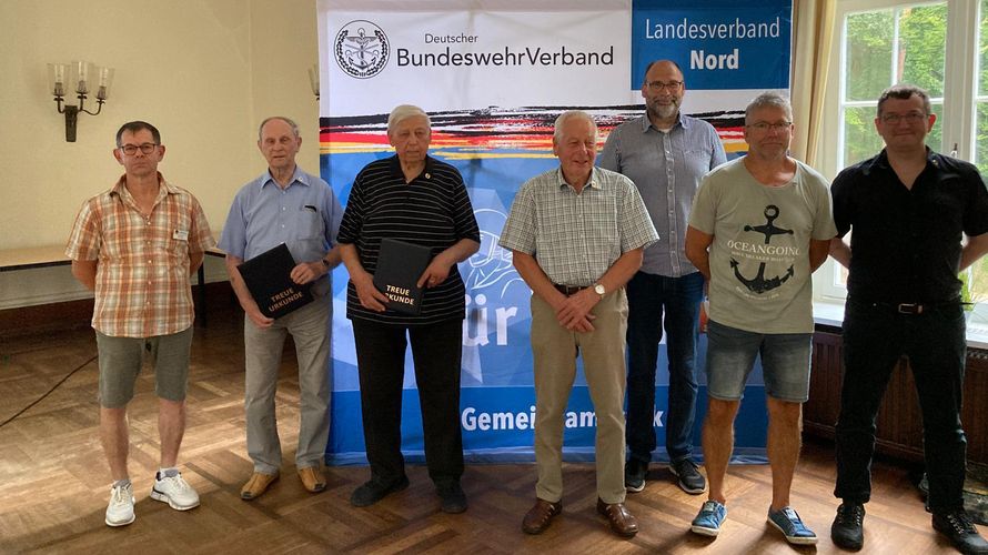 In Lüneburg: (v.l.n.r.): Vorsitzender Dirk Jersch, Oberstleutnant a.D. Siegfried Schunke (geehrt für 60 Jahre Mitgliedschaft), Stabsfeldwebel a.D. Siegfried Waschkus (60), Hauptfeldwebel a.D. Rolf Zimmermann (40), ERH-Vorsitzender Michael Scholz, Stabsfeldwebel a.D./Oberstabsfeldwebel d.R. Udo Bieschke (25) und Oberstabsgefreiter d.R. Heiko Bartnik (25). Foto: LV Nord