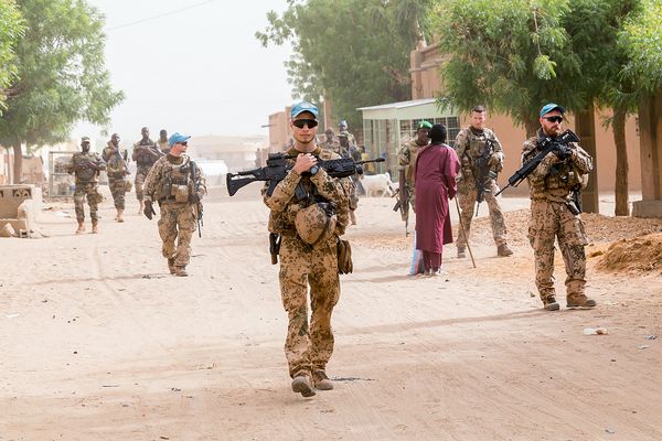 Deutsche Soldaten auf Fußpatrouille in Gao. Das Engagement in Mali sei "weiter notwendig", sagte Verteidigungsministerin Annegret Kramp-Karrenbauer. Foto: Bundeswehr/Daniel Richter