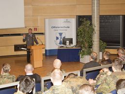 Der DBwV-Bundesvorsitzende Oberstleutnant André Wüstner bei seiner Rede an der Offizierschule des Heeres (OSH) in Dresden Foto: DBwV/ok