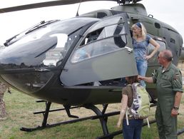 Wann hat man schon mal die Möglichkeit, sich einen Hubschrauber von innen anzuschauen? Beim „Tag der Bundeswehr“ war das 2015 in Leipzig möglich Foto: Bombeke