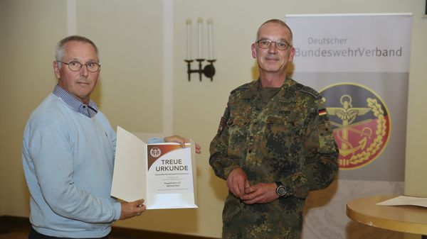 Hauptmann a.D. Michael Deil erhält die Treuurkunde des DBwV vom KERH-Vorsitzenden Stefan Weyer. Foto: Stefan Weyer