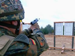 Ein Reservist der RSU-Kompanie Berlin beim Nahbereichsschießen mit der Pistole P8. Foto: Randolf Marc Richter