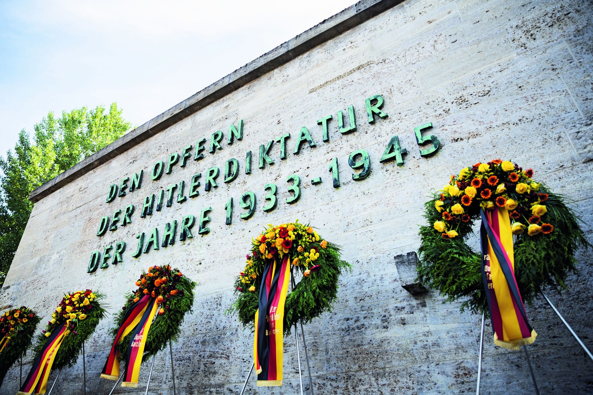 In der Gedenkstätte Berlin-Plötzensee wird jedes Jahr am 20. Juli der Opfer der Hitler-Diktatur und der Frauen und Männer des Widerstandes gegen die Nazi-Terrorherrschaft gedacht. Viele Opfer hätten wohl vermieden werden können, wäre das Attentat auf Hitler erfolgreich gewesen.