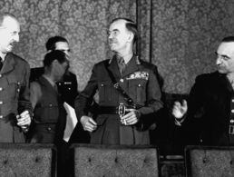 Mit den Frankfurter Dokumenten, überreicht durch die drei westlichen Militärgouverneure, begann 1948 die Arbeit des Parlamentarischen Rates. Am 12. Mai 1949 haben General Pierre König aus Frankreich, General Sir Brian Robertson aus Großbritannien und General Lucius D. Clay aus den USA in Frankfurt/Main einer Delegation des Parlamentarischen Rates das von ihnen genehmigte Grundgesetz übergeben. Foto: Picture Alliance