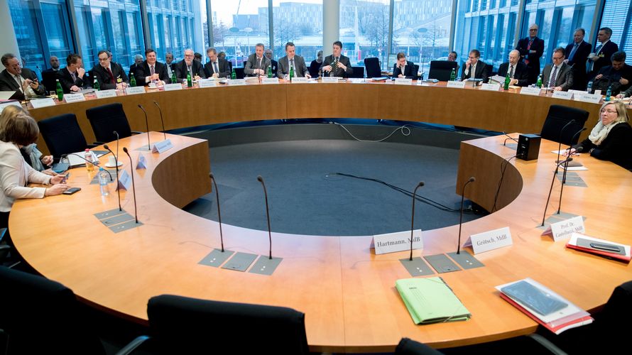 Der Innenausschuss des Bundestags tagt. In Fragen der Besoldung oder nach dem Dienstrecht ist er federführend Foto: dpa