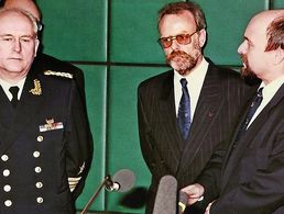 Verhandlungen über die Abrüstung der NVA im April 1990 mit DDR-Admiral Theodor Hoffmann, Werner E. Ablaß und dem damaligen Minister Rainer Eppelmann, dessen Staatssekretär Ablaß war. Das Requiem für die NVA wurde am 2. Oktober 1990 mit dem Einholen der alten Fahnen gespielt. Bis dahin wirkte Werner Ablaß auch am Einigungsvertrag mit. Foto: Privat