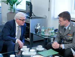 Außenminister Frank-Walter Steinmeier mit Bundesvorsitzenden Oberstleutnant André Wüstner. Foto: Nadine Boldt, Auswärtiges Amt