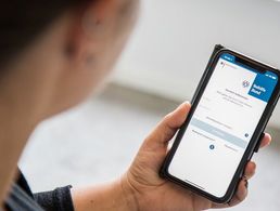 Statt per Post: Mit der App lässt sich künftig Beihilfe beantragen. Foto: DBwV/Scheurer